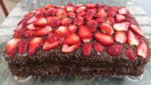 Bolo pão de ló confeitado com chocolate e morango. Foto: ViniRoger