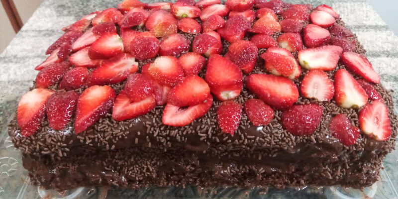 Bolo pão de ló confeitado com chocolate e morango. Foto: ViniRoger