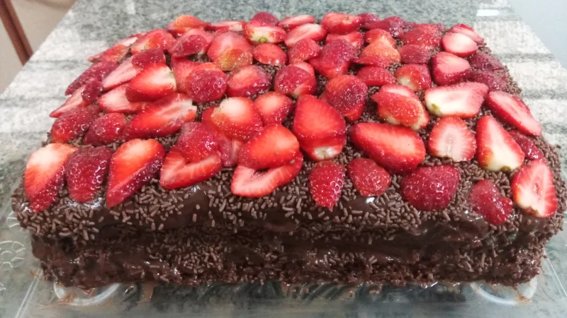 Bolo pão de ló confeitado com chocolate e morango. Foto: ViniRoger