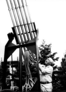 Reich com um de seus cloudbusters. Fonte: Wikipedia