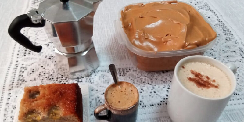 Nuvem de café com leite quente e bolo de banana. Foto: ViniRoger