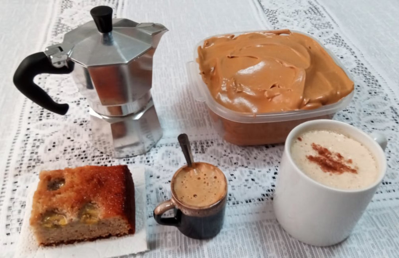 Nuvem de café com leite quente e bolo de banana. Foto: ViniRoger