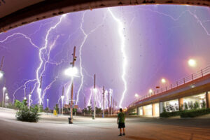 "Lightning! Ask Your Questions Tonight (NASA, Marshall, 06/23/11)" por NASA's Marshall Space Flight Center, licenciada como CC BY-NC 2.0
