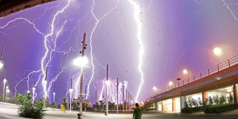 "Lightning! Ask Your Questions Tonight (NASA, Marshall, 06/23/11)" por NASA's Marshall Space Flight Center, licenciada como CC BY-NC 2.0