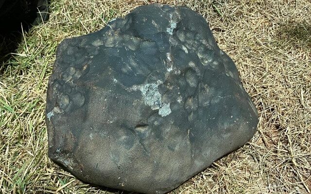 Meteorito com quase 40 kg que caiu no sertão pernambucano. Foto: Flávio Filo