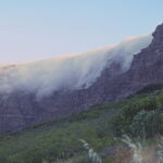 Formação de nuvens "toalha de mesa" sobre a face norte da Table Mountain (câmera apontada para Leste-Sudeste). Foto: KodachromeFan/Wikipedia, CC BY-SA 3.0