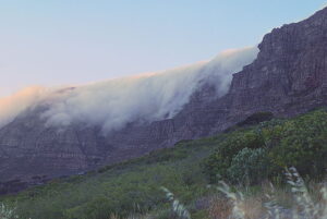 Formação de nuvens "toalha de mesa" sobre a face norte da Table Mountain (câmera apontada para Leste-Sudeste). Foto: KodachromeFan/Wikipedia, CC BY-SA 3.0