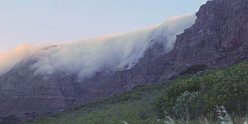 Formação de nuvens "toalha de mesa" sobre a face norte da Table Mountain (câmera apontada para Leste-Sudeste). Foto: KodachromeFan/Wikipedia, CC BY-SA 3.0