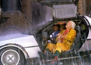 Cena em que esperam a chuva passar no DeLorean. Fonte: Universal Movies