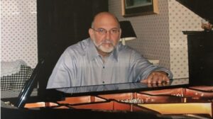 Tony Cicoria ao piano. Fonte: arquivo pessoal