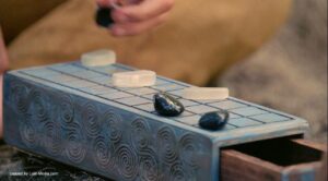 Cena do seriado Lost em que os personagens jogam Senet