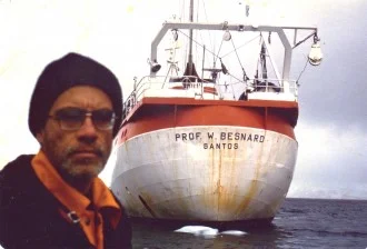 Villela em frente ao NOc. Prof. Wladimir Besnad