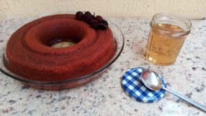 Babá ao rum decorado somente com cerejas verdadeiras e pote com calda extra (o que sobrou após primeira aplicação). Foto: ViniRoger