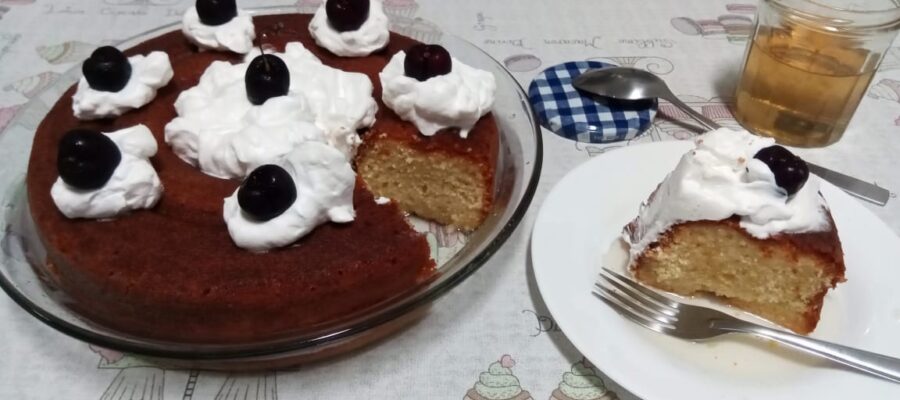 Babá ao rum da receita decorada com chantilly e cerejas e pote com calda extra. Foto: ViniRoger