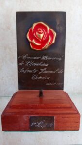 Troféu de 1º lugar do 1° Concurso Rosa Cruz Infanto-Juvenil de Crônica. Foto: ViniRoger