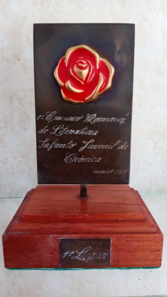 Troféu de 1º lugar do 1° Concurso Rosa Cruz Infanto-Juvenil de Crônica. Foto: ViniRoger