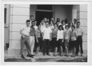 Alunos do curso de meteorologia de nivel universitário, Instituto Meteorologia, Havana, dezembro 1967; Villela na frente, ao lado da diretora da escola