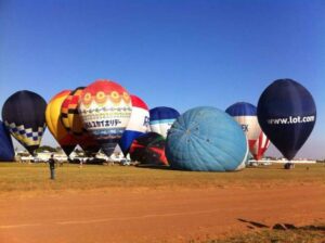 Balões ainda em solo. Foto: Marcos Lourenço