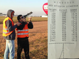 Teodolito em uso e papel com perfil vertical de vento (PIBAL, de Pilot Baloon). Fotos: Marcos Lourenço