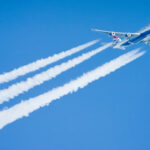 Avião e contrail. Foto: revedavion.com