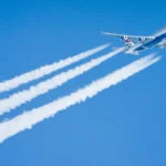 Avião e contrail. Foto: revedavion.com