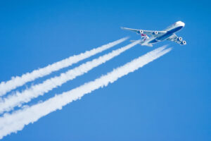 Avião e contrail. Foto: revedavion.com