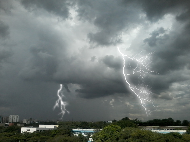 Raios inseridos por edição de foto em paisagem com tempestade. Foto: ViniRoger
