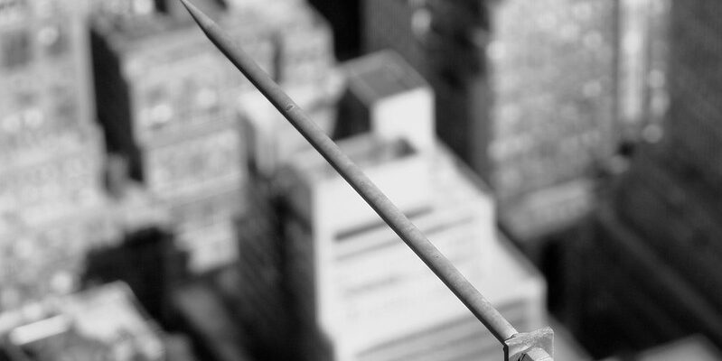 Para-raios no Empire State Building. Fonte: ShotsAtRandom, Lightning Rod