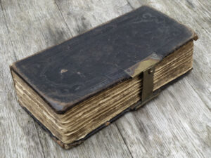 Livro com coleção de textos ancestrais. Foto: Willi Heidelbach (Ancient Book - 1883)