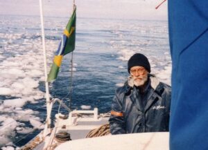 Villela pilotando o Rapa Nui, veleiro de apoio ao Projeto Amyr Klink de Invernagem Antártica, em janeiro de 1991