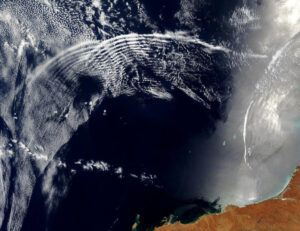 Ondas de gravidade visíveis devido às nuvens. Fonte: NASA