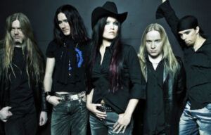 Uma das primeiras formações do Nightwish: Marko Hietala, Tuomas Holopainen, Tarja Turunen, Emppu Vuorinen e Jukka Nevalainen. Fonte: goodfon