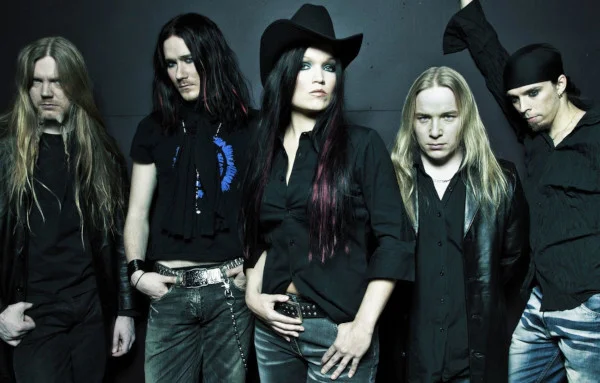 Uma das primeiras formações do Nightwish: Marko Hietala, Tuomas Holopainen, Tarja Turunen, Emppu Vuorinen e Jukka Nevalainen. Fonte: goodfon