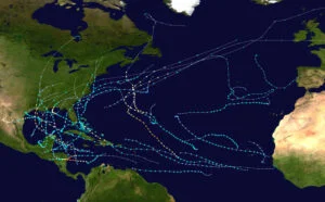 Figura 1: mapa mostrando as trilhas de todos os ciclones tropicais na temporada de furacões no Atlântico de 2020. Os pontos mostram a localização de cada tempestade em intervalos de 6 horas; a cor representa as velocidades máximas do vento sustentadas da tempestade, conforme classificado na Escala de Furacões de Saffir-Simpson; a forma dos pontos de dados representam o tipo da tempestade. (Wikipedia, 2021)