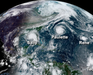 Imagem do satélite GOES-16 em 14 de setembro de 2020 exibindo cinco sistemas tropicais girando na bacia do Atlântico ao mesmo tempo (a partir da esquerda): Furacão Sally no Golfo do México, Furacão Paulette a leste das Carolinas, remanescentes da Tempestade Tropical Rene no Atlântico central e Tempestades Tropicais Teddy e Vicky no Atlântico leste. (Fonte: NOAA)