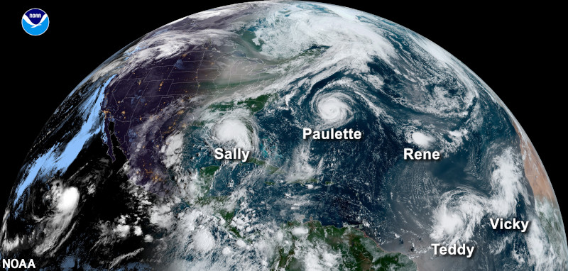 Imagem do satélite GOES-16 em 14 de setembro de 2020 exibindo cinco sistemas tropicais girando na bacia do Atlântico ao mesmo tempo (a partir da esquerda): Furacão Sally no Golfo do México, Furacão Paulette a leste das Carolinas, remanescentes da Tempestade Tropical Rene no Atlântico central e Tempestades Tropicais Teddy e Vicky no Atlântico leste. (Fonte: NOAA)