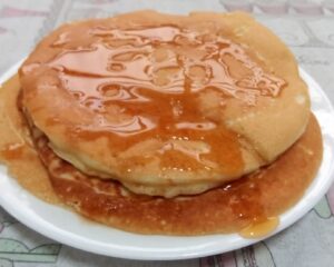 Algumas panquecas da receita com mel. Foto: ViniRoger