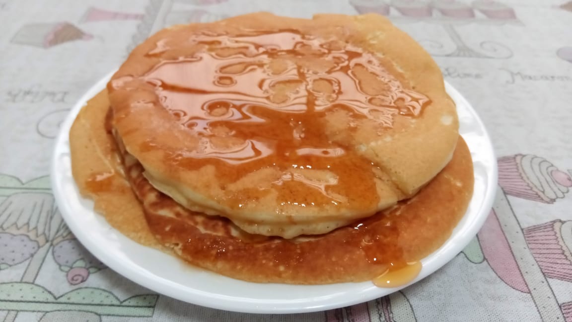 Algumas panquecas da receita com mel. Foto: ViniRoger