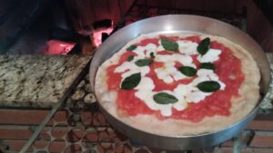 Pizza marguerita feita na churrasqueira. Foto: ViniRoger