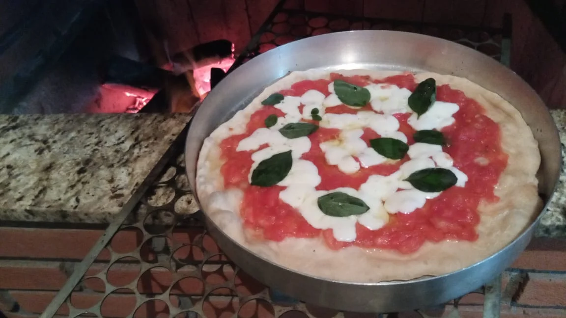 Pizza marguerita feita na churrasqueira. Foto: ViniRoger