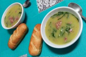 Cumbucas com caldo verde da receita. Foto: ViniRoger