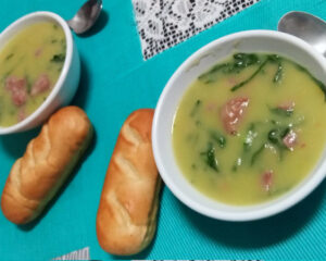 Cumbucas com caldo verde da receita. Foto: ViniRoger