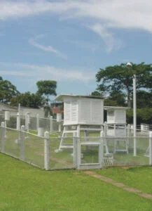 Cercado da estação Meteorológica do Cientec em dezembro de 2005 - capa dos boletins anuais da estação em 2005, 2006 e 2007. Foto: ViniRoger