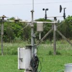Estação meteorológica automática e tanque de evaporação junto a laranjal na ESALQ/USP (Escola Superior de Agricultura "Luiz de Queiroz" da Universidade de São Paulo). Foto: ViniRoger