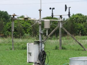 Estação meteorológica automática e tanque de evaporação junto a laranjal na ESALQ/USP (Escola Superior de Agricultura "Luiz de Queiroz" da Universidade de São Paulo). Foto: ViniRoger