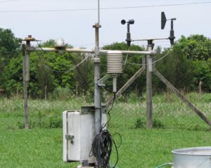 Estação meteorológica automática e tanque de evaporação junto a laranjal na ESALQ/USP (Escola Superior de Agricultura "Luiz de Queiroz" da Universidade de São Paulo). Foto: ViniRoger