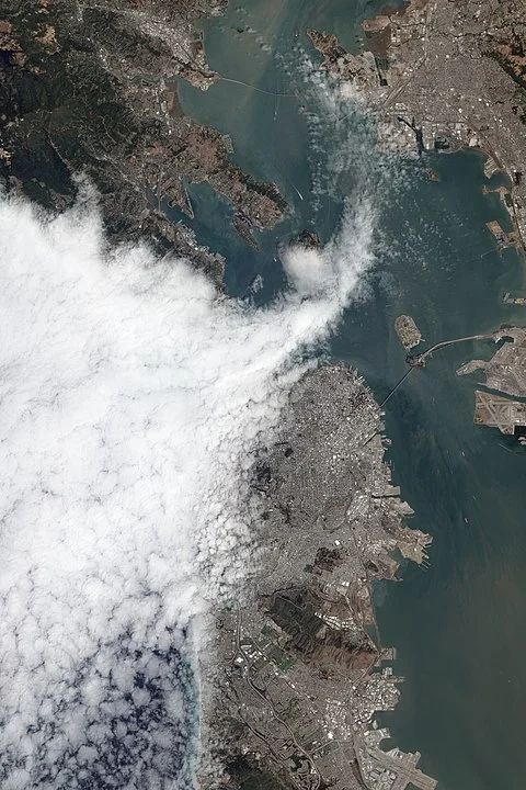 Nevoeiro entra na Baía de São Francisco através do Golden Gate em agosto de 2012. Fonte: Wikipedia