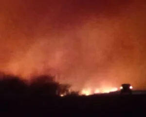 Carro passando junto a incêndio próximo à BA-430 e à rodoviária. Foto: Evandro Batista Rodrigues Pereira