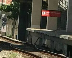 Trecho do trilho dilatado próximo à estação Cosmos, na zona oeste do Rio. Fonte: Reprodução/Facebook