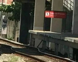 Trecho do trilho dilatado próximo à estação Cosmos, na zona oeste do Rio. Fonte: Reprodução/Facebook